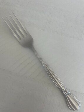 ONEIDA ALEXIS DELUXE STAINLESS DINNER FORK WITH BOW DESIGN RETIRED PREOWNED
